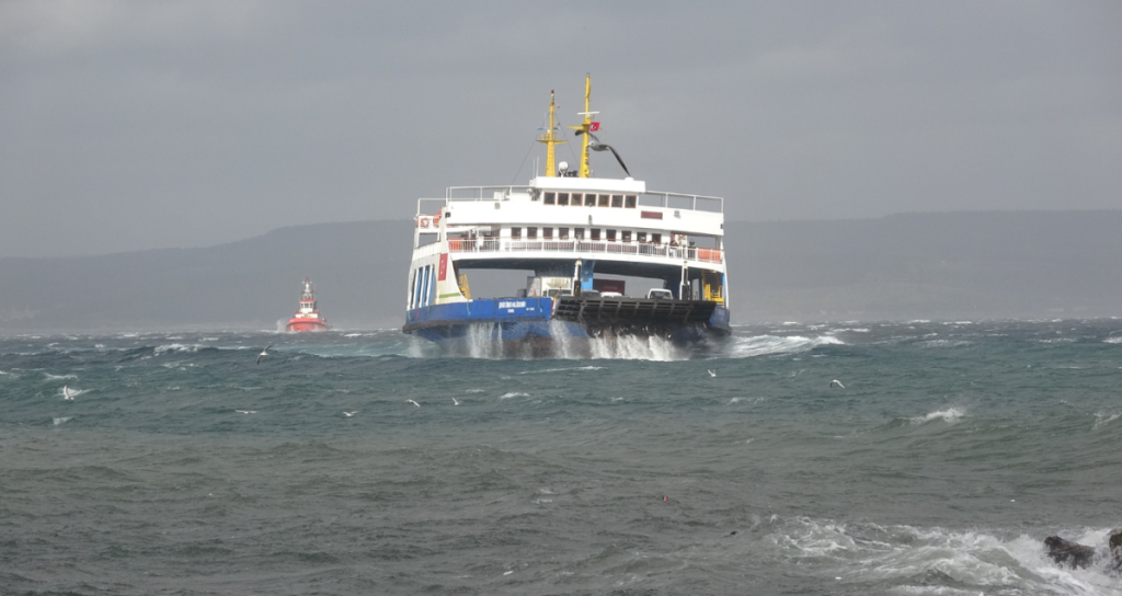 Çanakkale'de feribot seferleri iptal edildi
