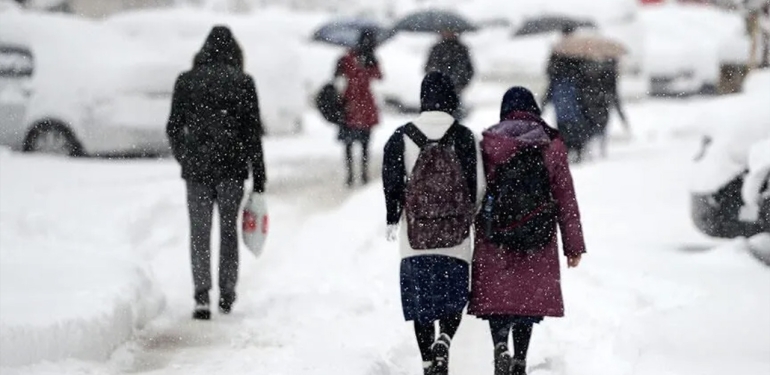 Biga, Çan ve Yenice’de kar yağışından dolayı bazı okullar tatil edildi