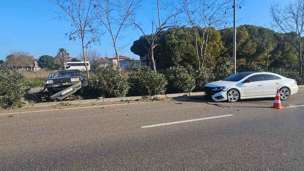 Çanakkale-Bandırma karayolunda 2 araba çarpıştı