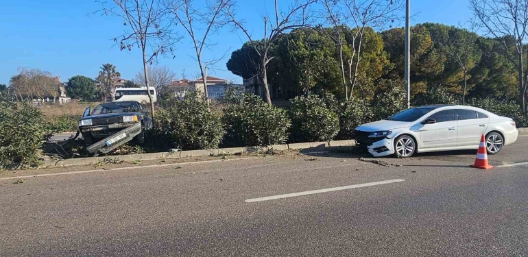 Çanakkale-Bandırma karayolunda 2 araba çarpıştı