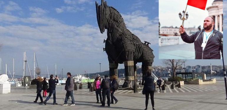 Çanakkale’de izinsiz pankart açma ihbarından turistler çıktı