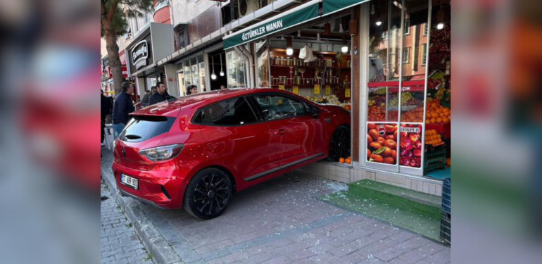 Çanakkale’de kontrolünü kaybeden araba manava daldı