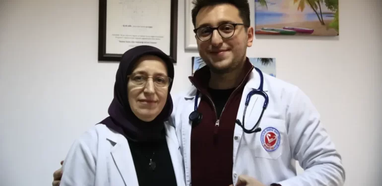Çanakkale’den mezun oldu: Annesinin dizinin dibinde doktorluk yapıyor