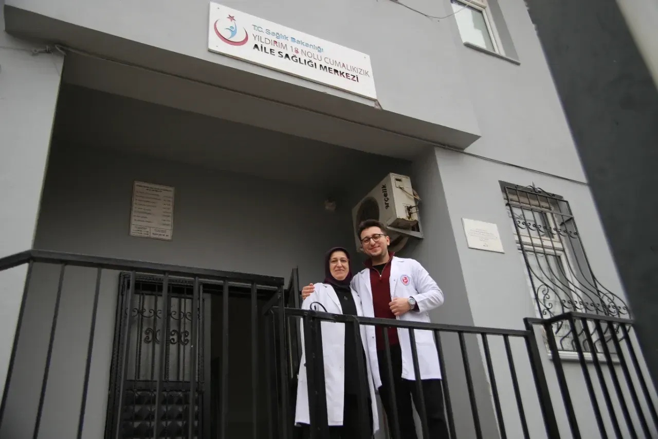 Çanakkale'den mezun oldu:Annesinin dizinin dibinde doktorluk yapıyor