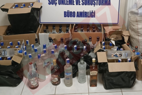 Gelibolu'da evlere yapılan baskında çok sayıda kaçak Bulgar içkisi ele geçirildi