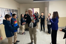 Lapseki'de 42 yıllık öğretmene karanfil ve gözyaşları içinde uğurlama