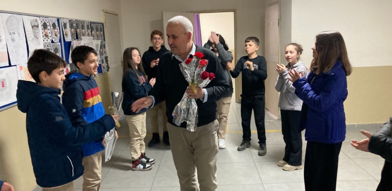 Lapseki’de 42 yıllık öğretmene karanfil ve gözyaşları içinde uğurlama