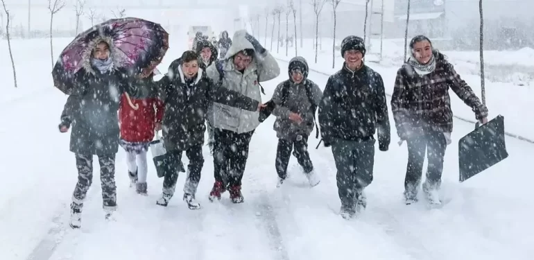 Ayvacık’ta eğitime kar engeli
