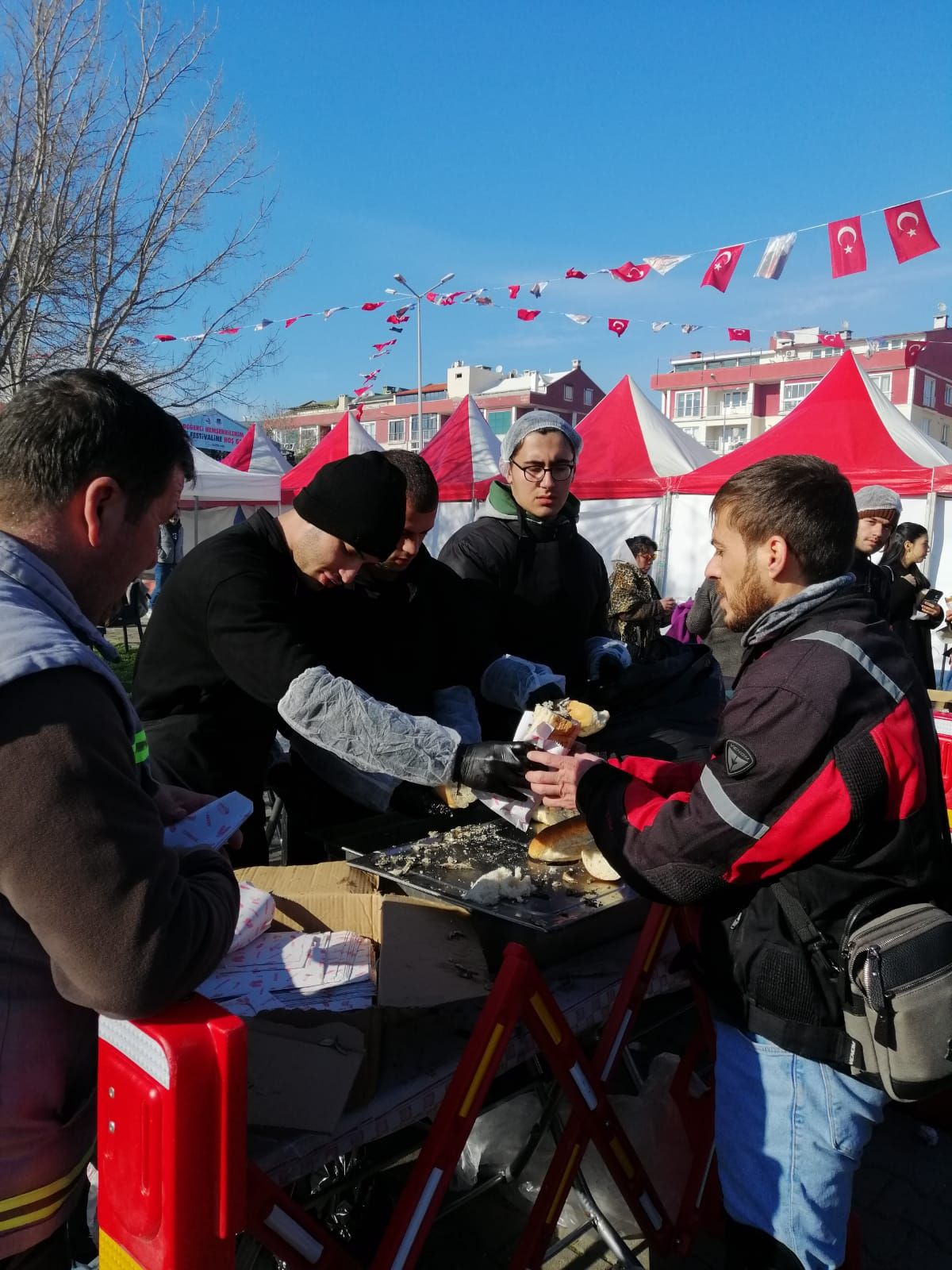 Çanakkaleliler horon tepti: 2 ton hamsi dağıtıldı
