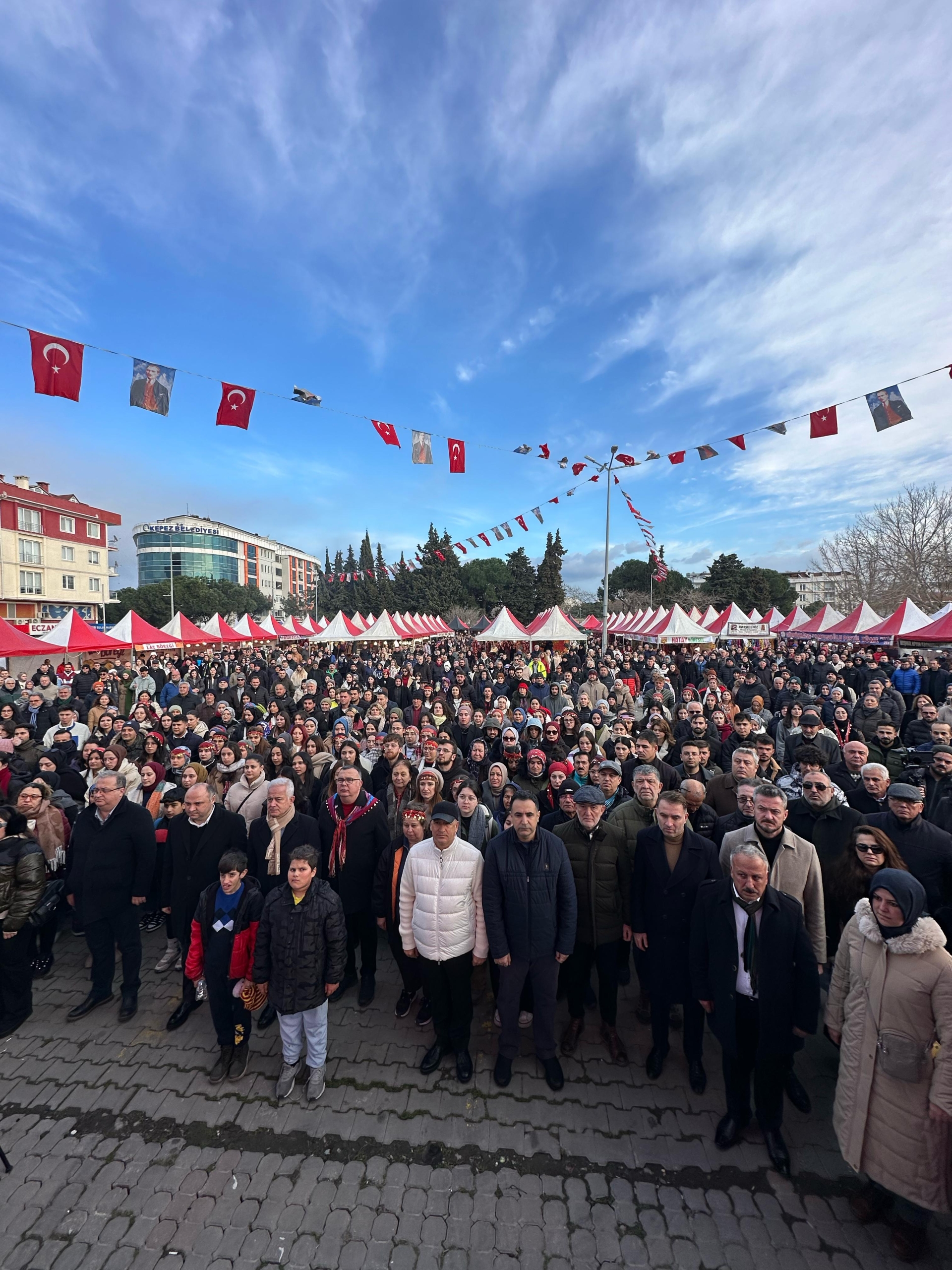 Çanakkaleliler horon tepti: 2 ton hamsi dağıtıldı
