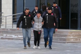 Lapseki’de pompalı tüfek cinayetinin zanlısı adliyeye gülerek gitti
