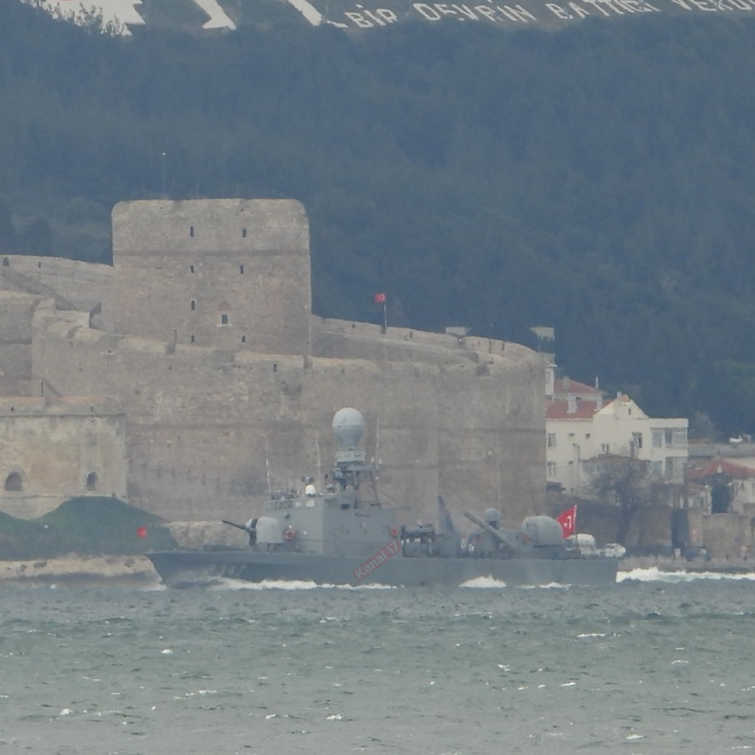 Donanma gemileri Çanakkale Boğazı’dan geçti
