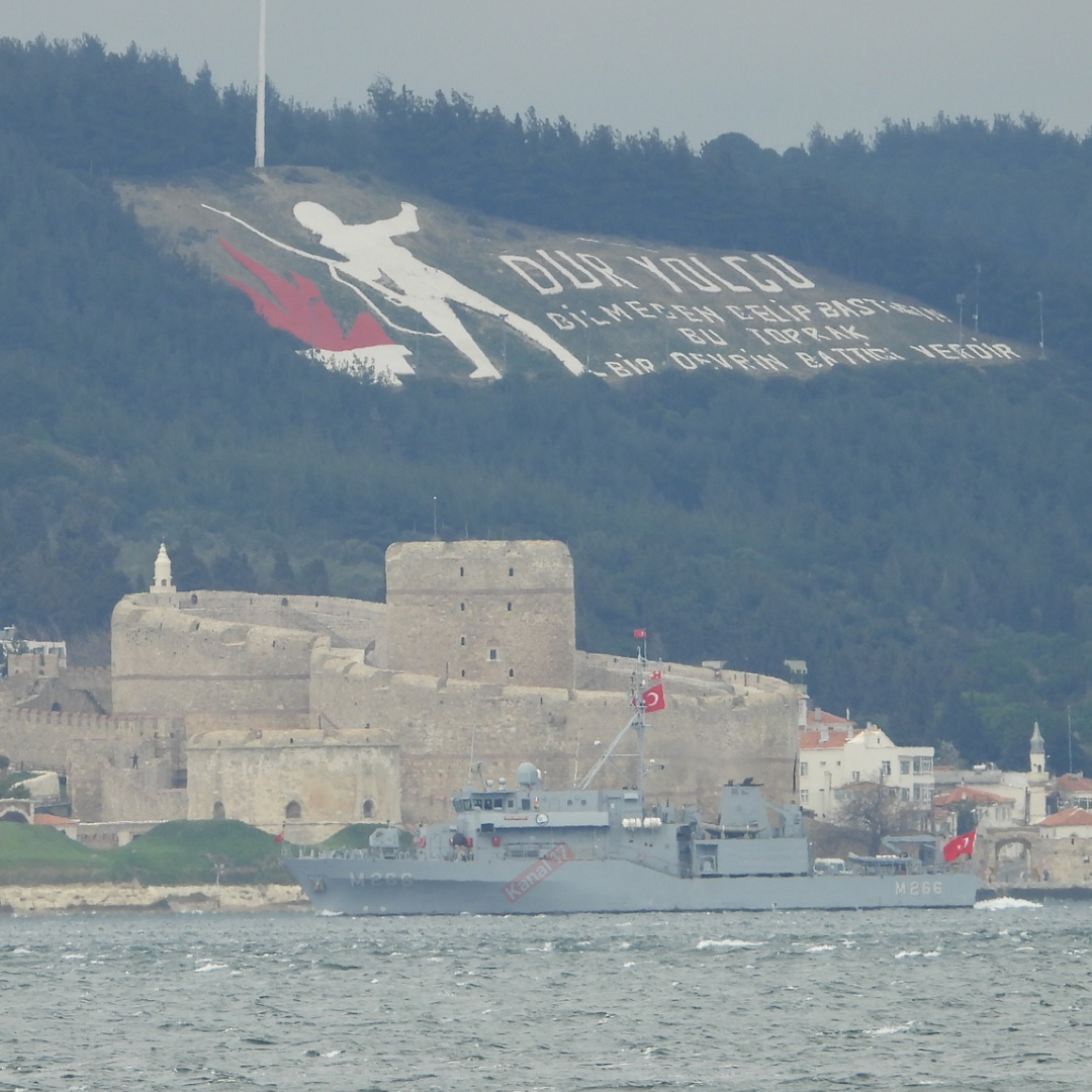 Donanma gemileri Çanakkale Boğazı’dan geçti
