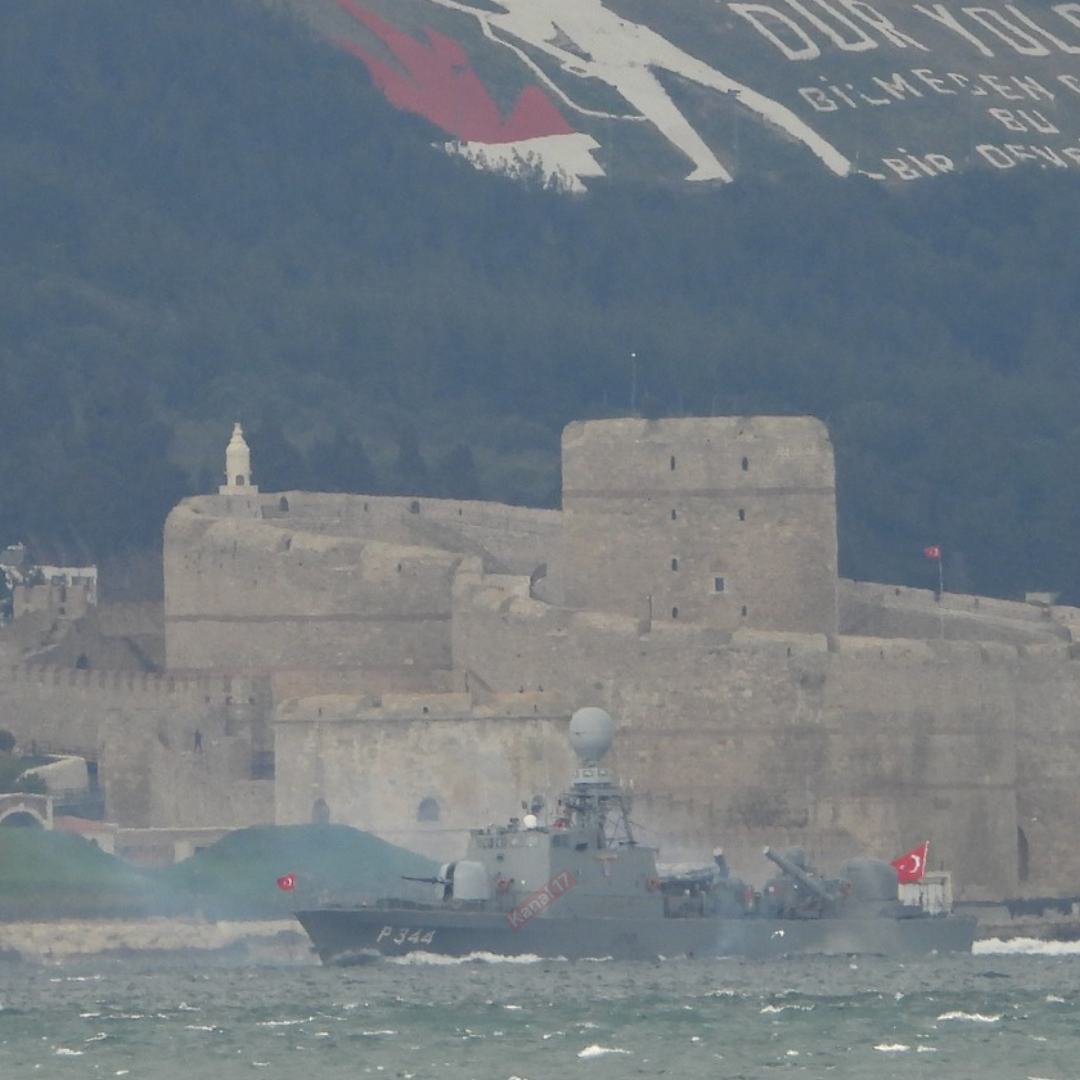 Donanma gemileri Çanakkale Boğazı’dan geçti
