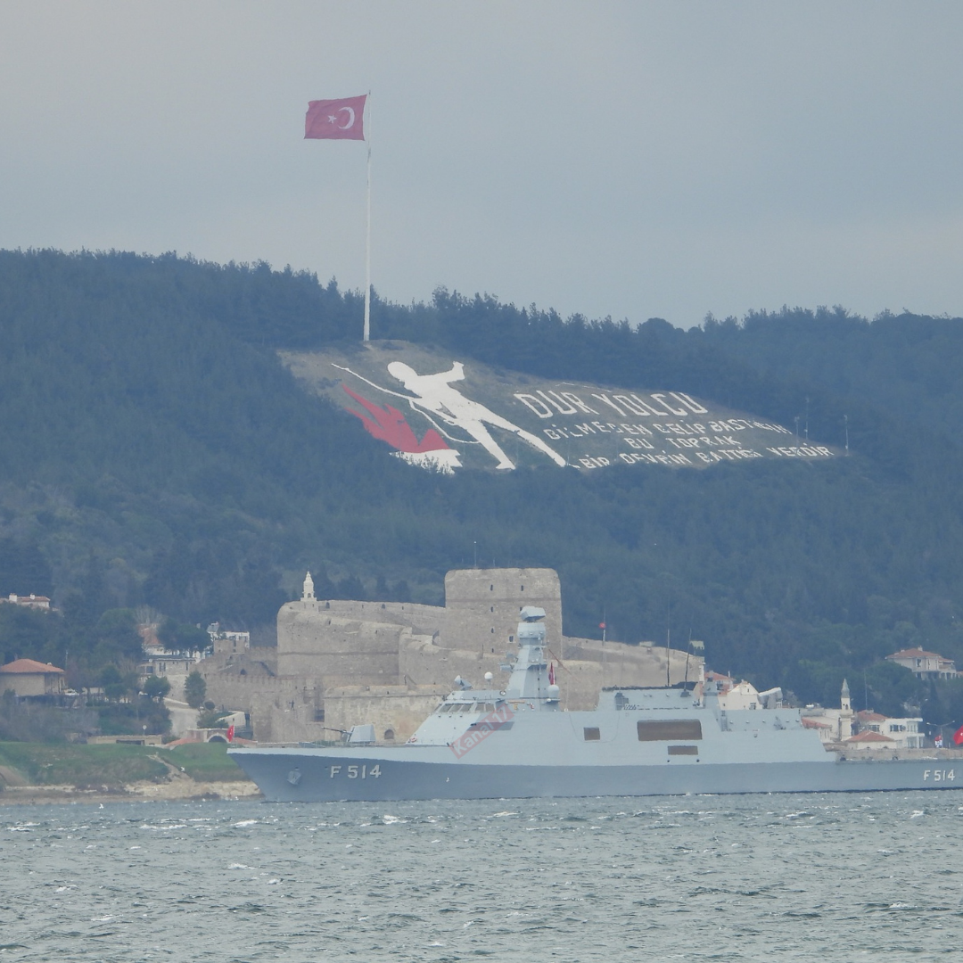 Donanma gemileri Çanakkale Boğazı’dan geçti
