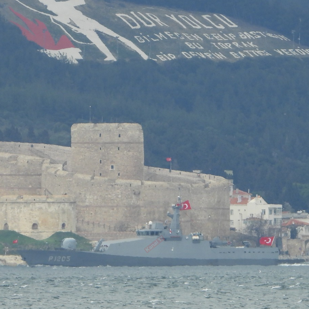 Donanma gemileri Çanakkale Boğazı’dan geçti
