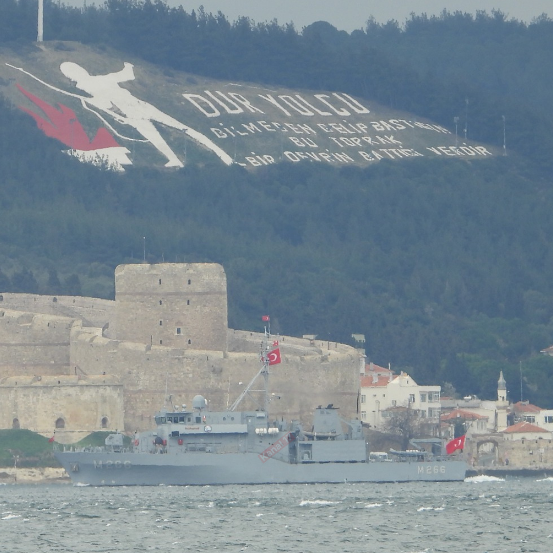 Donanma gemileri Çanakkale Boğazı’dan geçti
