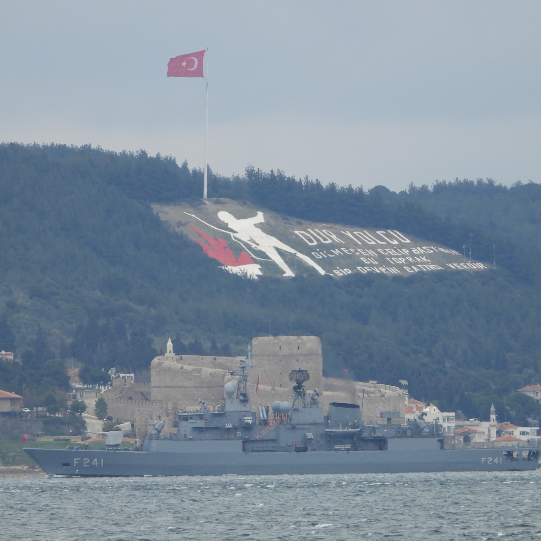 Donanma gemileri Çanakkale Boğazı’dan geçti
