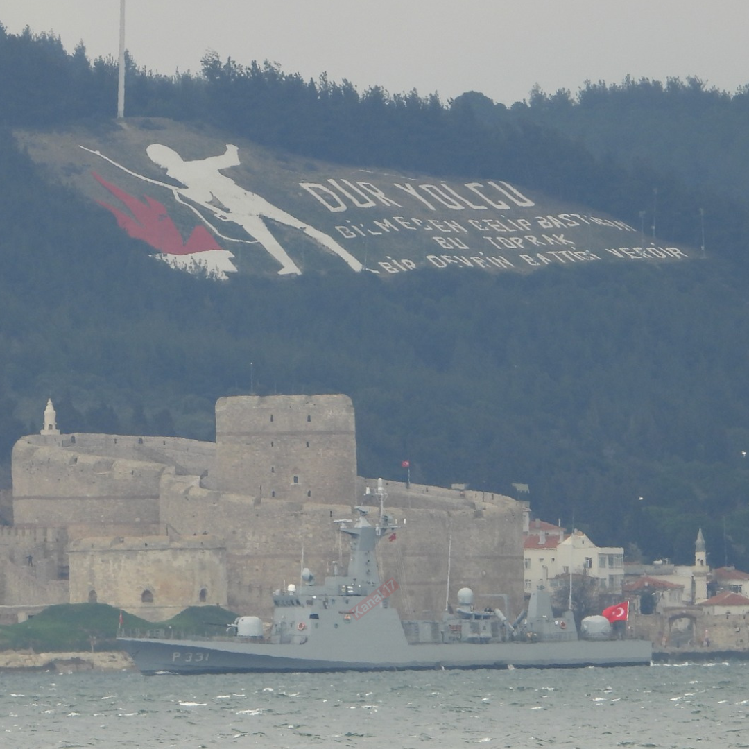 Donanma gemileri Çanakkale Boğazı’dan geçti
