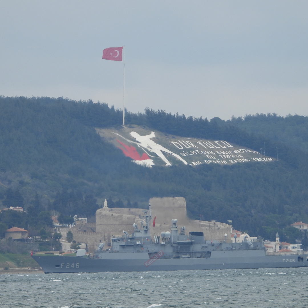 Donanma gemileri Çanakkale Boğazı’dan geçti
