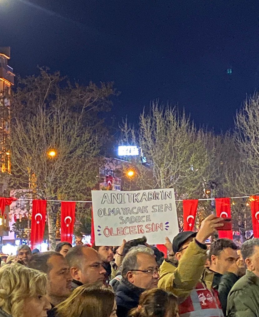 Çanakkale’de açılan afiş gündem oldu