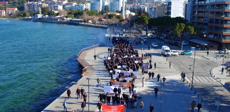 Çanakkale’de erkekler siyah giyinerek kadınlar için yürüdü