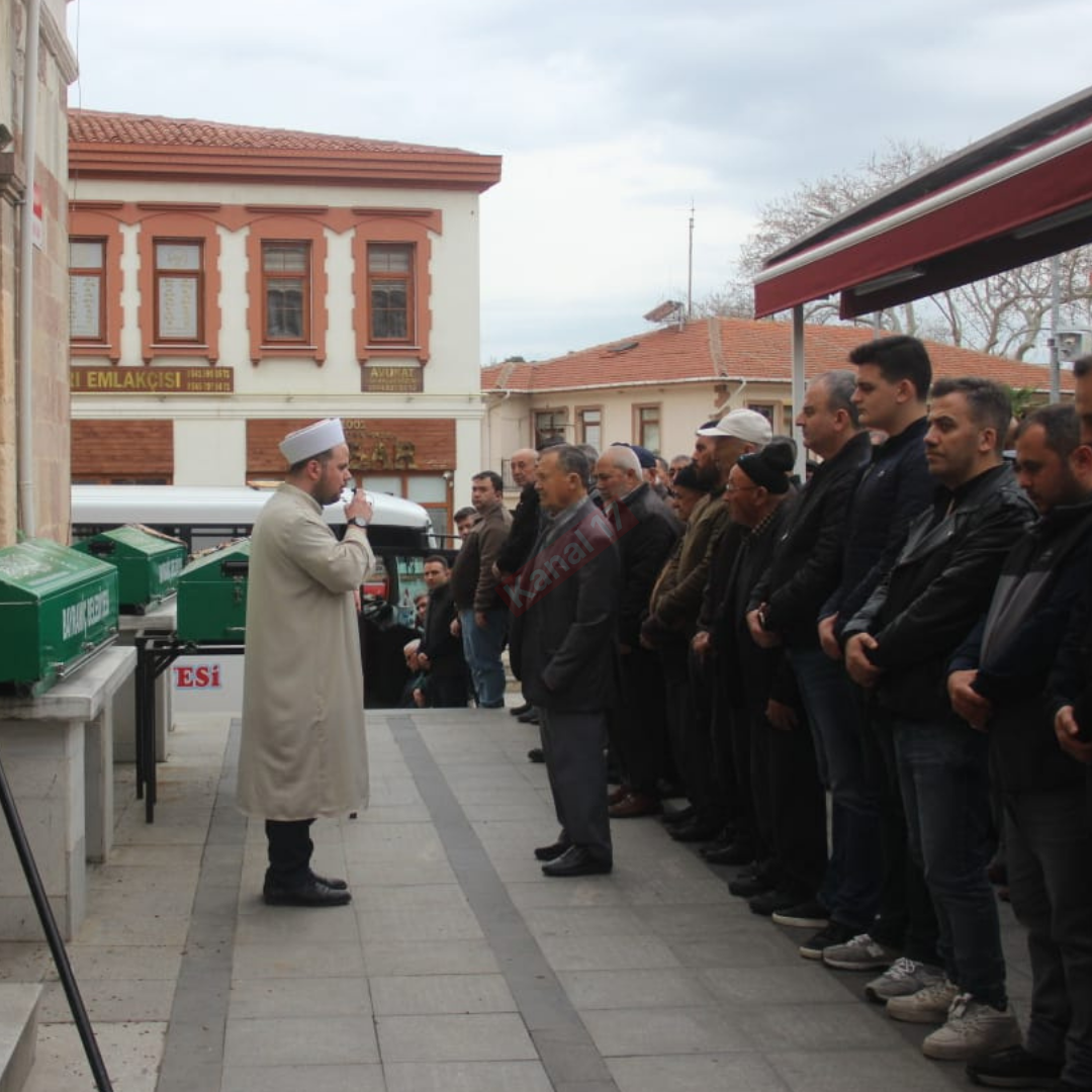 Çanakkale’de kazada vefat eden karı koca ve anneleri son yolculuğuna uğurlandı