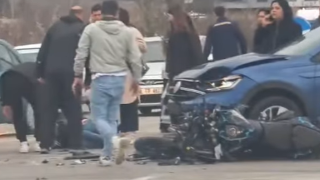 Çanakkale'de motosiklet ile otomobil çarpıştı