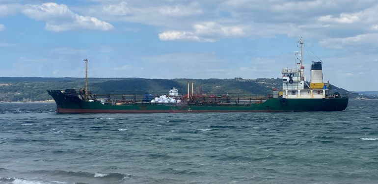 Çanakkale’de tonlarca atık yüklü gemi karaya oturdu