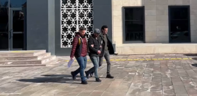 Çanakkale’de vatandaşları ‘Bankadan istediğiniz miktarda kredi çıkartırım’ diyerek dolandırdı