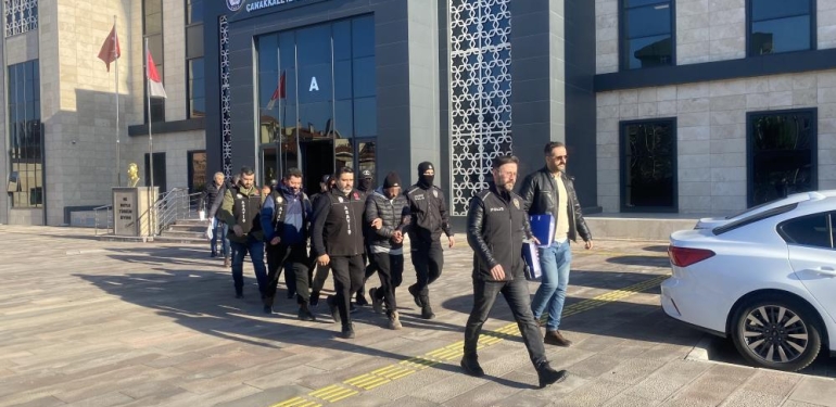 Çanakkale’de yaşlı vatandaşı 1 milyon TL dolandıran 5 şüpheli adliyeye sevk edildi