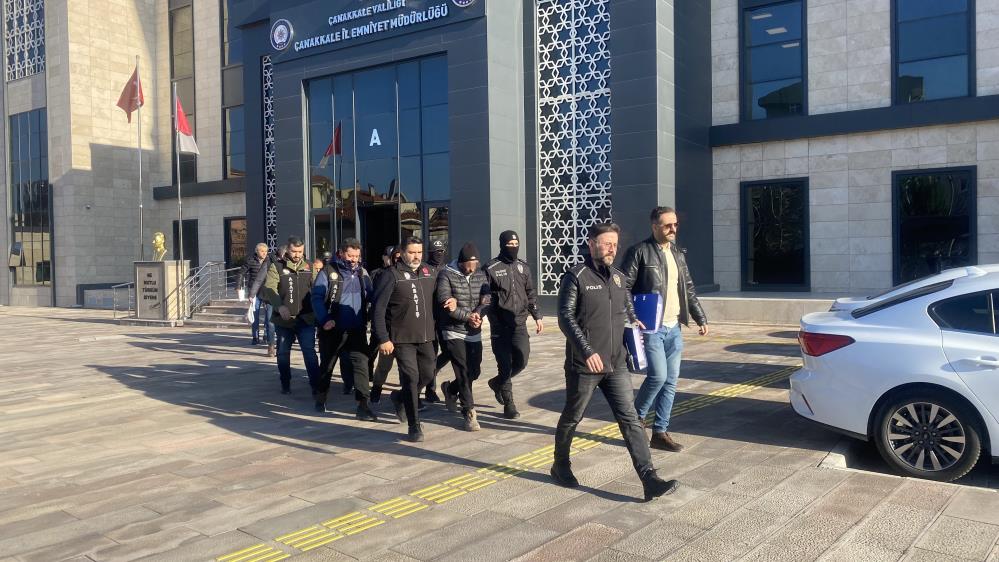 Çanakkale'de yaşlı vatandaşı 1 milyon TL dolandıran 5 şüpheli adliyeye sevk edildi