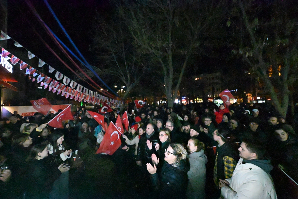 Çanakkaleliler Ekrem İmamoğlu için Cumhuriyet Meydanında demokrasi nöbetine başladı