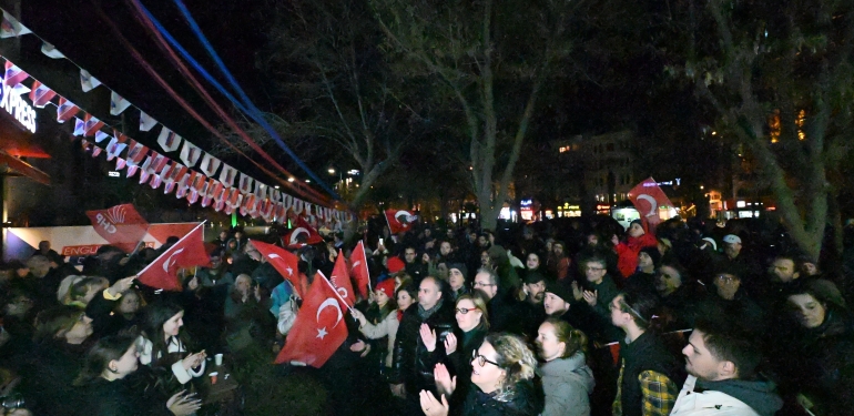 Çanakkaleliler Ekrem İmamoğlu için Cumhuriyet Meydanında demokrasi nöbetine başladı