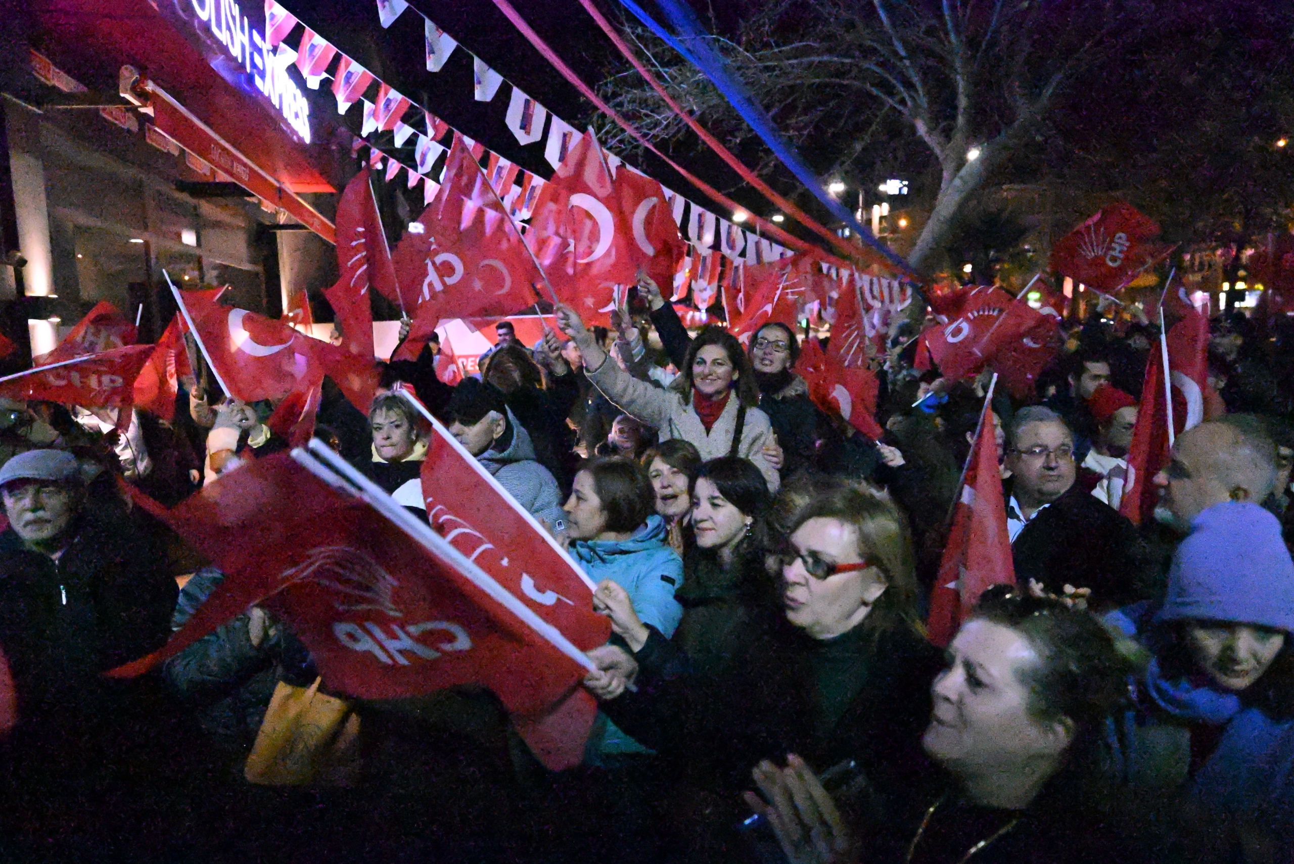 Çanakkaleliler Ekrem İmamoğlu için Cumhuriyet Meydanında demokrasi nöbetine başladı