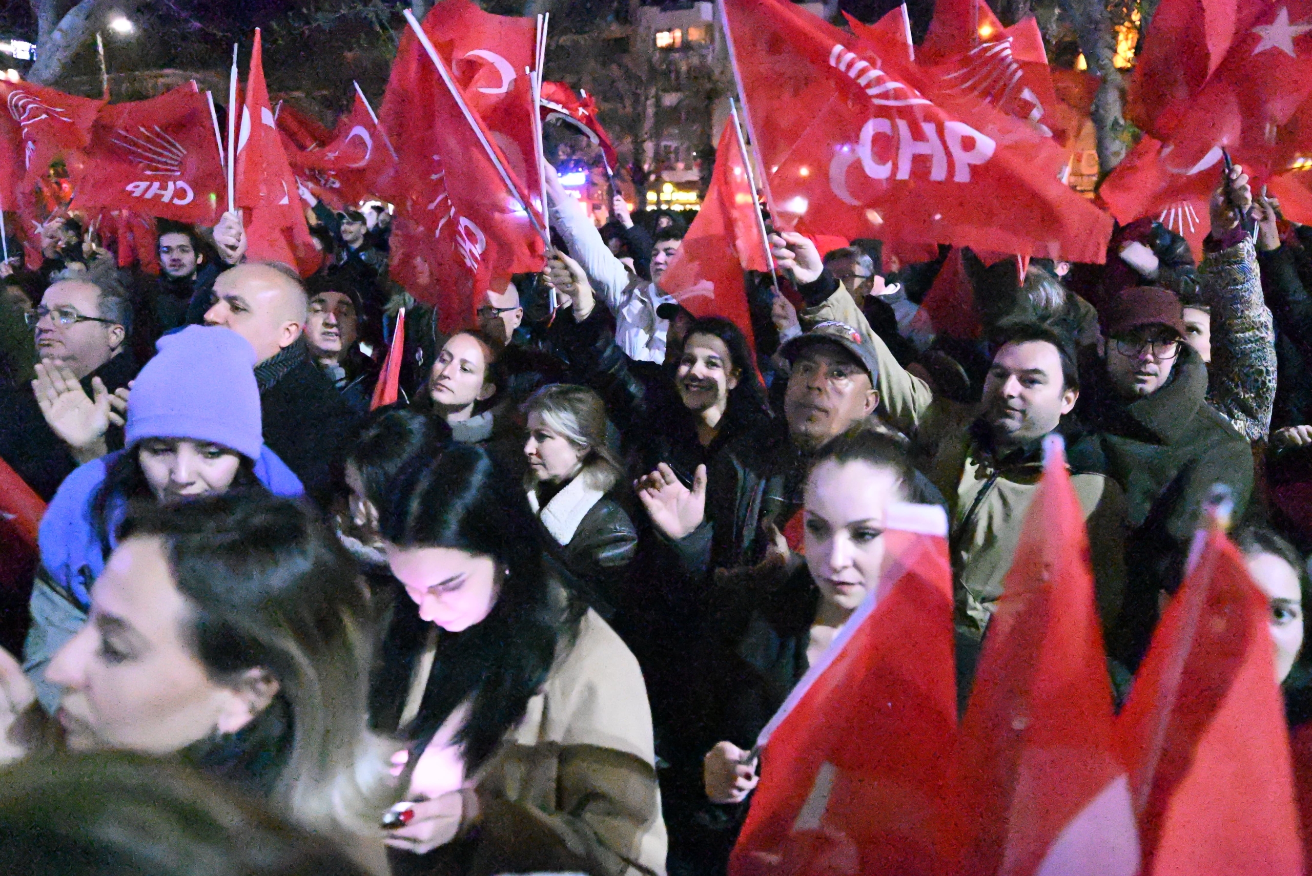 Çanakkaleliler Ekrem İmamoğlu için Cumhuriyet Meydanında demokrasi nöbetine başladı