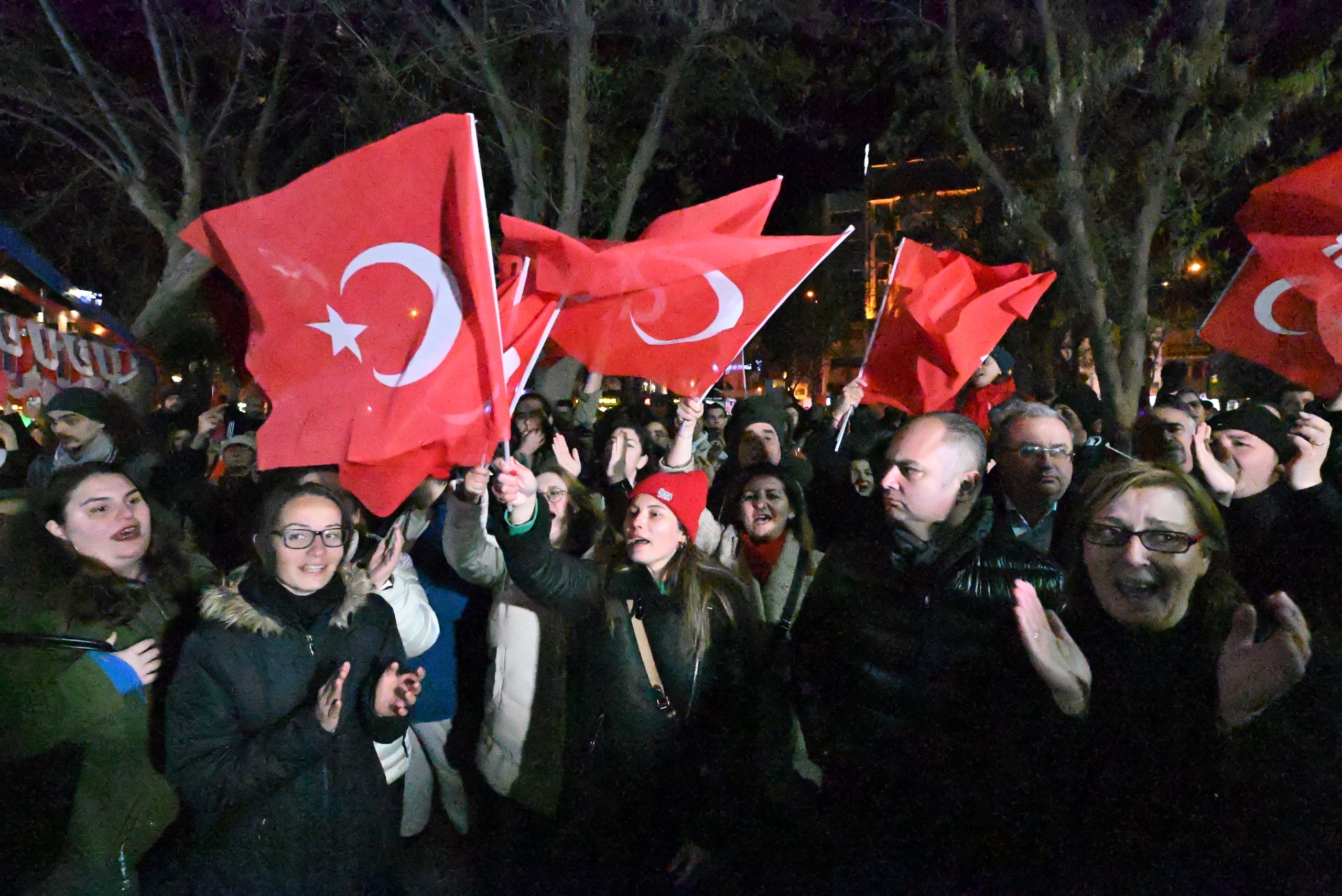 Çanakkaleliler Ekrem İmamoğlu için Cumhuriyet Meydanında demokrasi nöbetine başladı