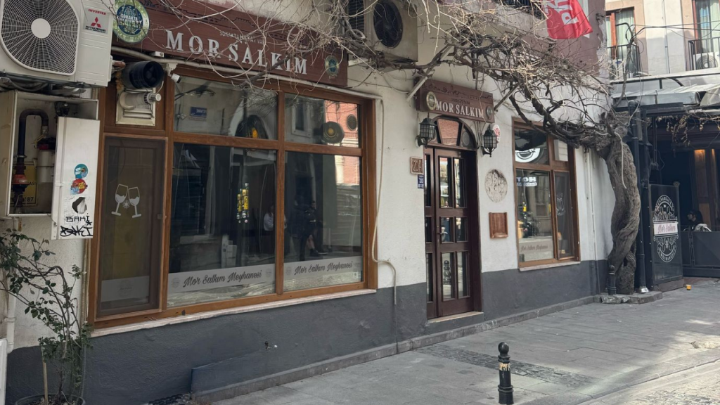 Çanakkale’nin en eski meyhanesi ‘Mor Salkım’ kapanıyor