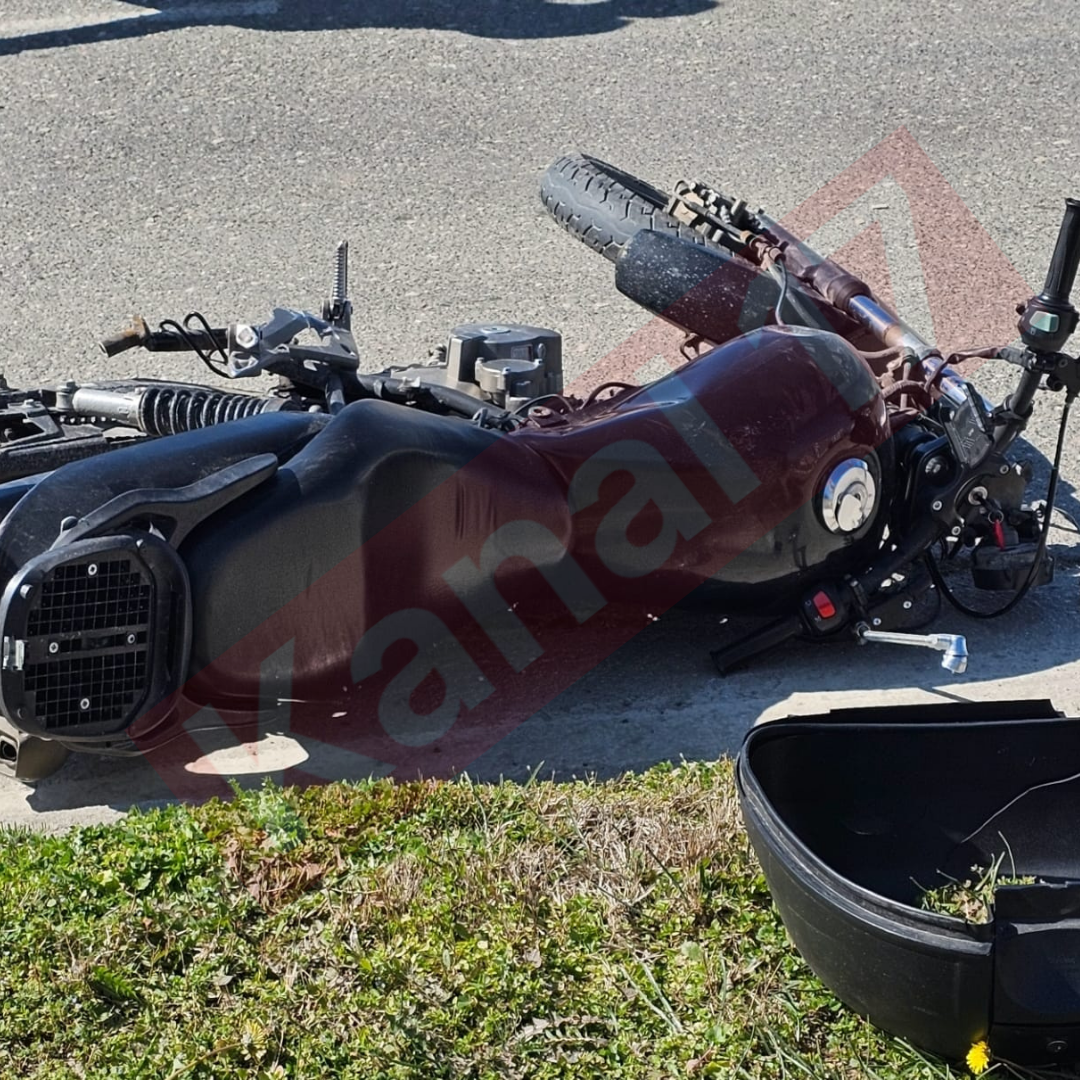 Gelibolu’da kırmızı ışıkta geçen arabaya motosikletli çarptı