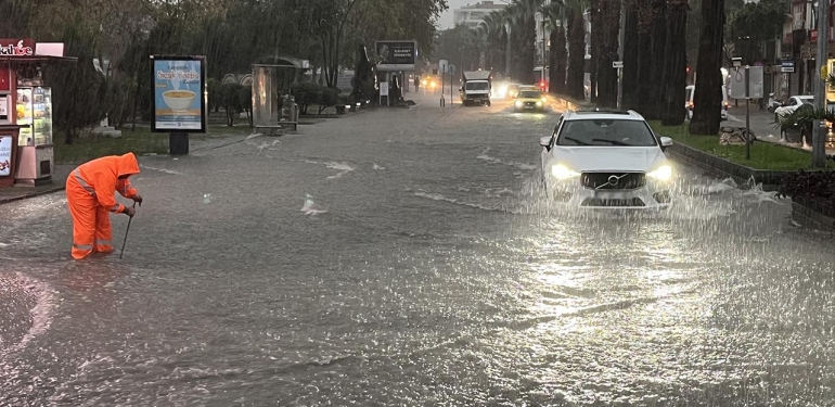 Çanakkale’ye su baskını ve dolu uyarısı