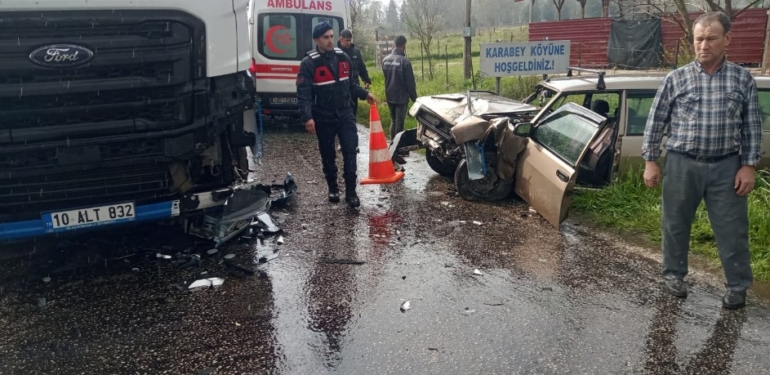 Çanakkale’de tır ile otomobil çarpıştı
