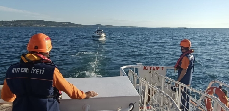 Çanakkale önlerinde sürüklenen tekne kurtarıldı