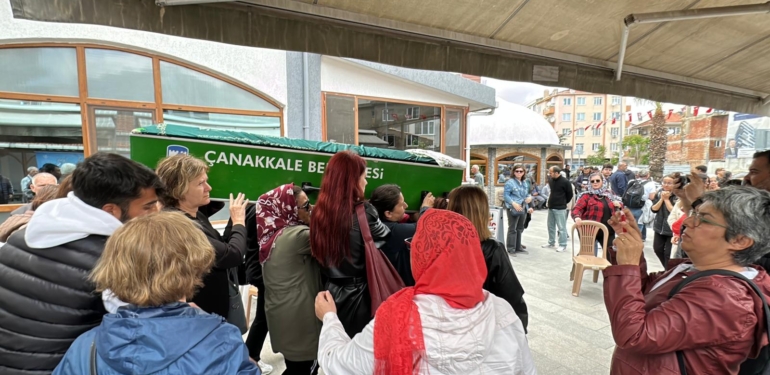 Çanakkale’de eşi tarafından öldürülen Zeynep’in tabutunu kadınlar taşıdı
