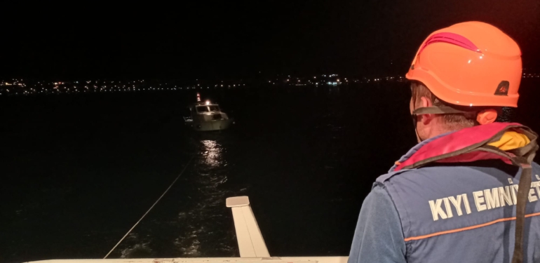 Çanakkale’de sürüklenen balıkçı teknesi kurtarıldı