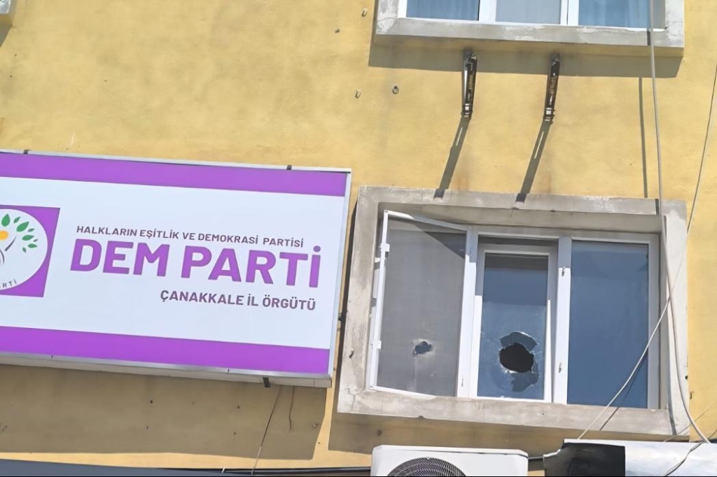 DEM Parti Çanakkale il binasına taşlı saldırı gerçekleştirildi