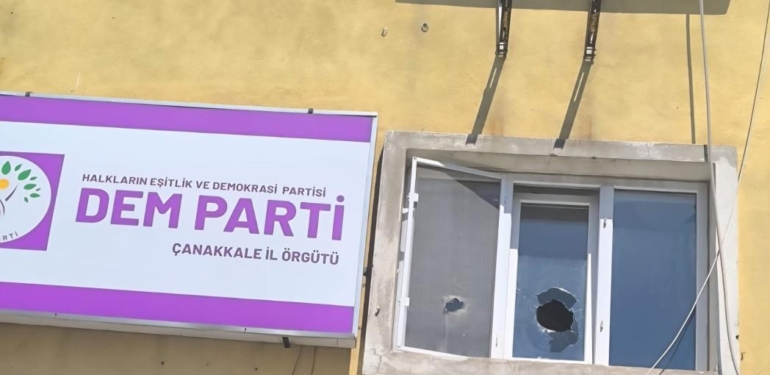 DEM Parti Çanakkale il binasına taşlı saldırı gerçekleştirildi