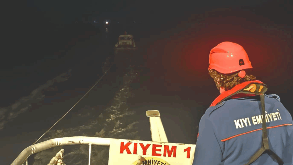 Kilitbahir'de sürüklenen balıkçı teknesindeki 4 kişi kurtarıldı