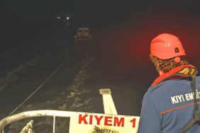 Kilitbahir'de sürüklenen balıkçı teknesindeki 4 kişi kurtarıldı