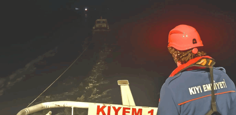 Kilitbahir’de sürüklenen balıkçı teknesindeki 4 kişi kurtarıldı