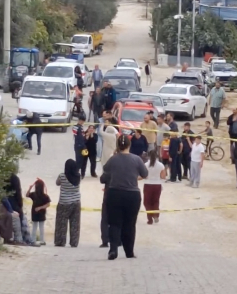Ayvacık ilçesinde iki akraba arasında çıkan silahlı çatışmada evinin bahçesinde oyun oynayan 7 yaşındaki kız çocuğuna saçma isabet etti. Olayda yaralanan 2 kişi ve saçmanın isabet ettiği çocuk hastaneye kaldırıldı.